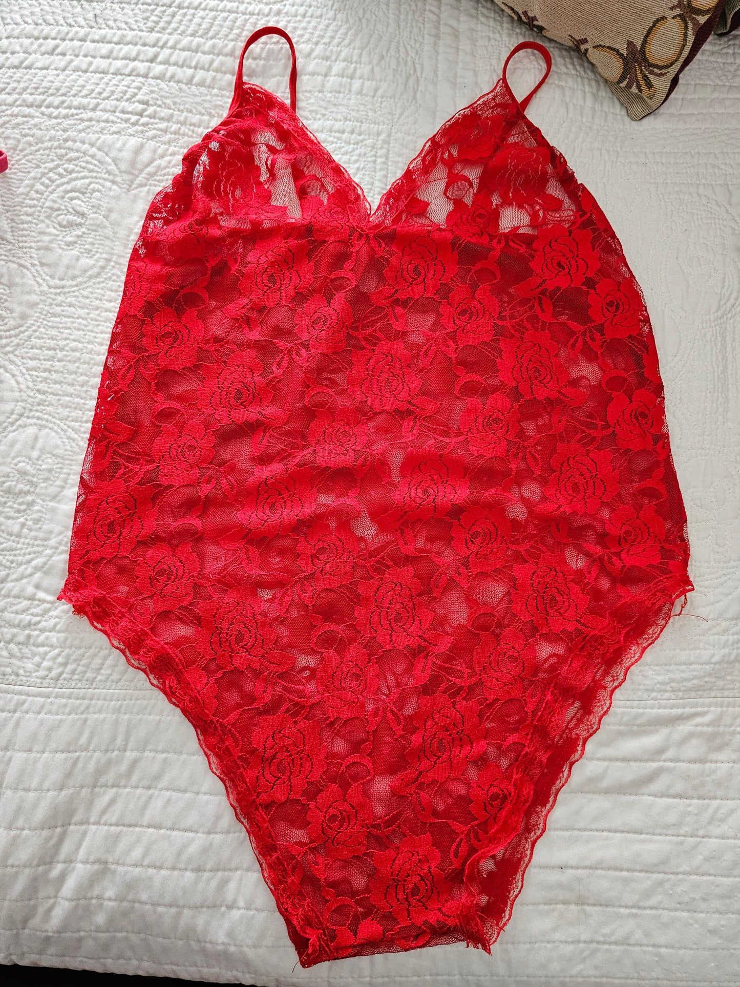 Body plus size rojo en encaje floral, una prenda sensual y cómoda para mujeres con actitud, disponible con envío discreto en Guatemala.