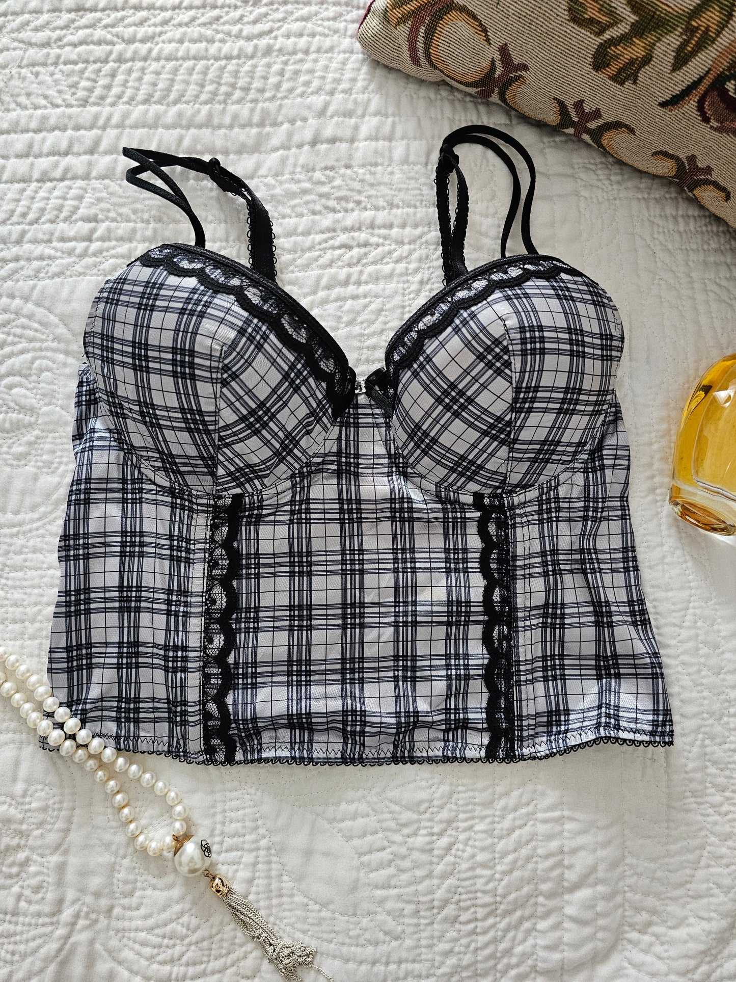 Lencería femenina en satín que combina elegancia y sensualidad, perfecta para regalar o para consentirte.