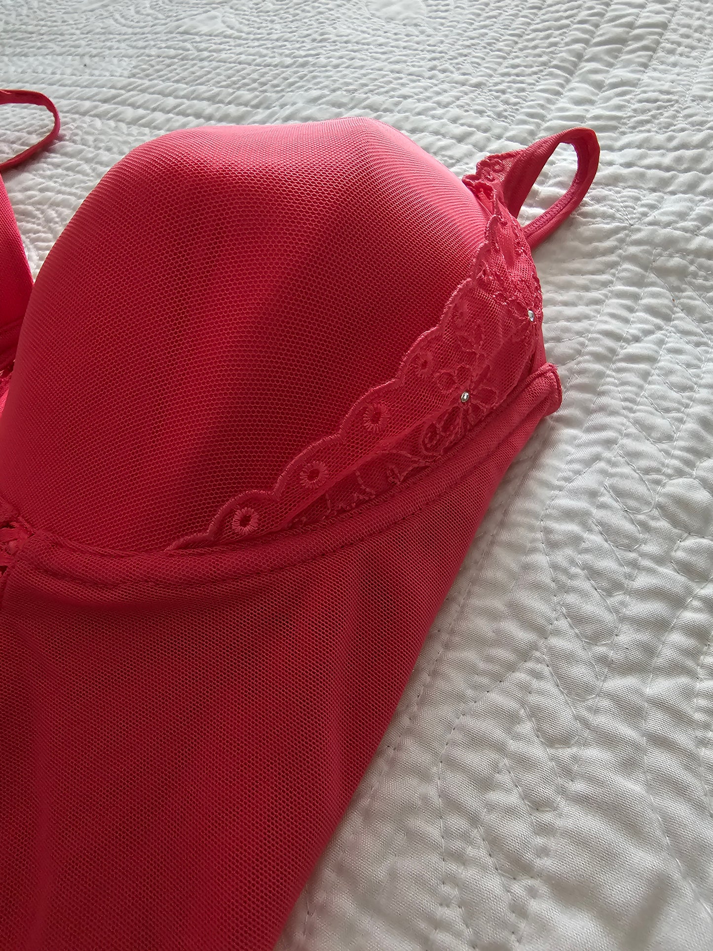 Corsé de lencería para bustos grandes, realza y moldea la figura femenina con diseño elegante y soporte óptimo.