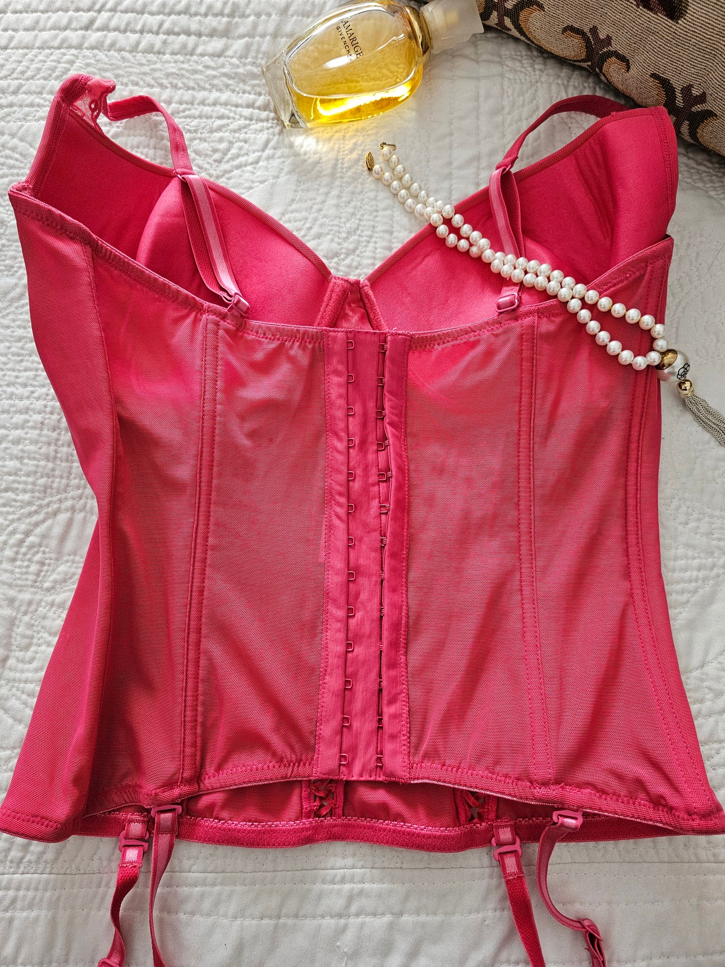 Corsé para bustos grandes con soporte y diseño elegante en fucsia, perfecto para ocasiones especiales y sesiones de fotos.