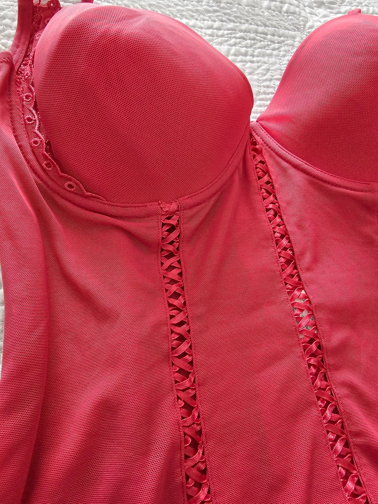 Corsé fucsia para bustos grandes con diseño estructurado y detalles sofisticados, disponible con envío discreto en Guatemala.