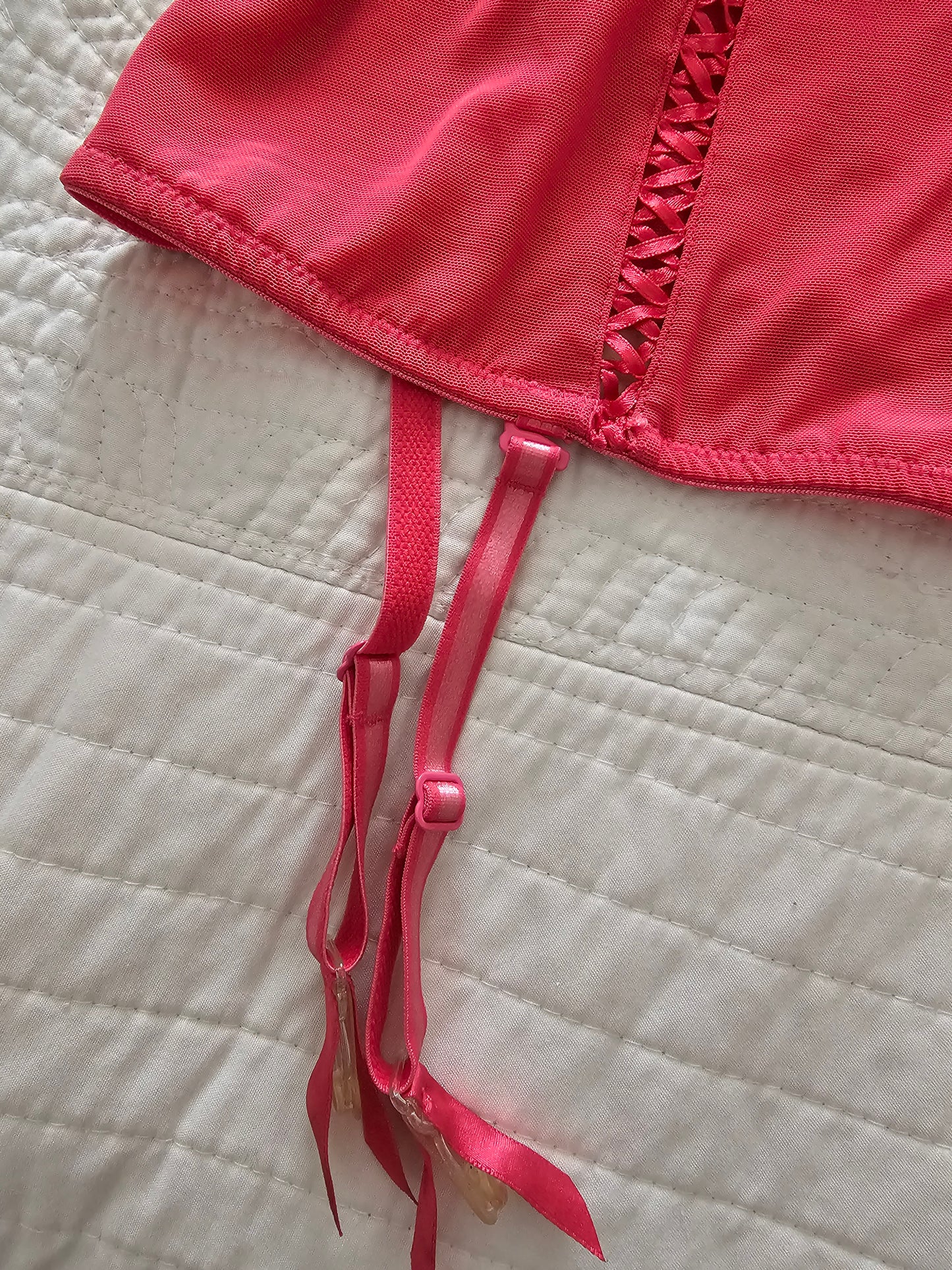 Corsé en tono fucsia para talla 36DD, que combina sensualidad y soporte firme, ideal para lucir una silueta espectacular.