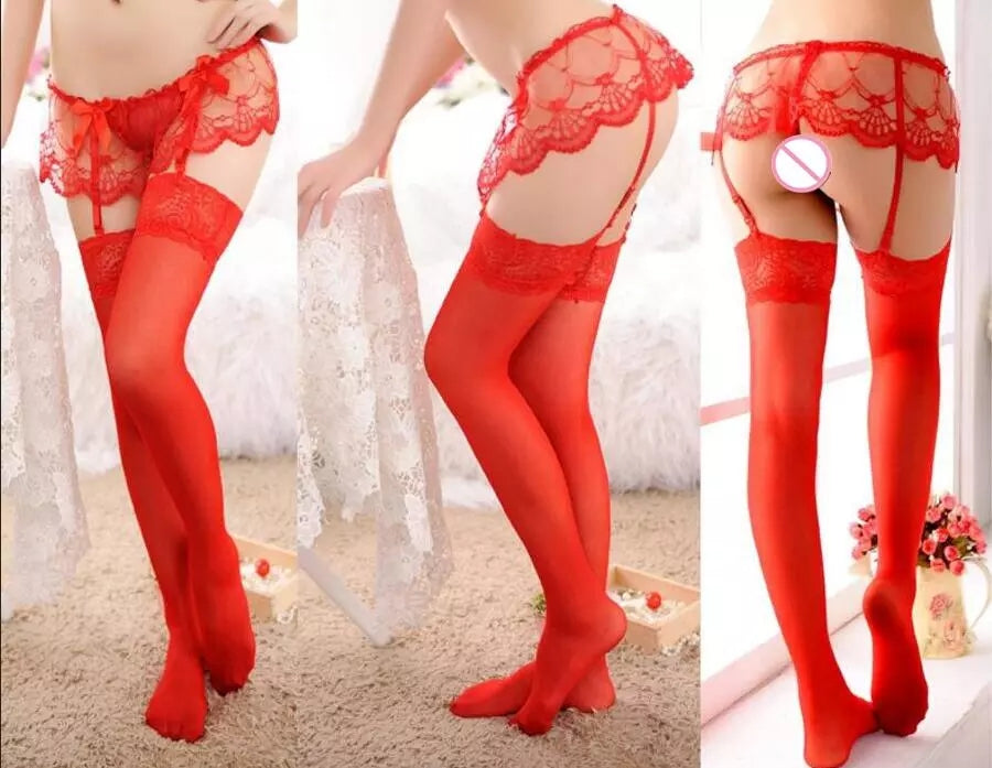 Este liguero con medias rojas realza tu feminidad con un diseño elegante, ideal para sentirte poderosa y seductora en cualquier ocasión.