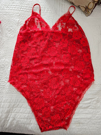 Body plus size rojo en encaje floral, una prenda sensual y cómoda para mujeres con actitud, disponible con envío discreto en Guatemala.