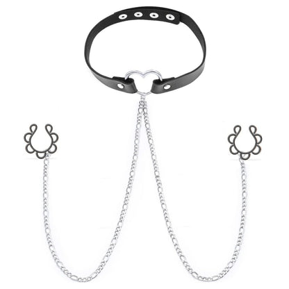 Explora el erotismo con este choker fetish de cuero y piercings para pezón sin perforación, ideal para juegos de dominación y bondage suave.