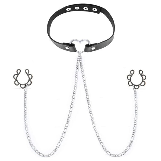 Explora el erotismo con este choker fetish de cuero y piercings para pezón sin perforación, ideal para juegos de dominación y bondage suave.