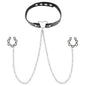Explora el erotismo con este choker fetish de cuero y piercings para pezón sin perforación, ideal para juegos de dominación y bondage suave.
