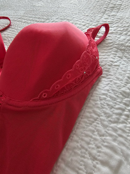 Corsé de lencería para bustos grandes, realza y moldea la figura femenina con diseño elegante y soporte óptimo.