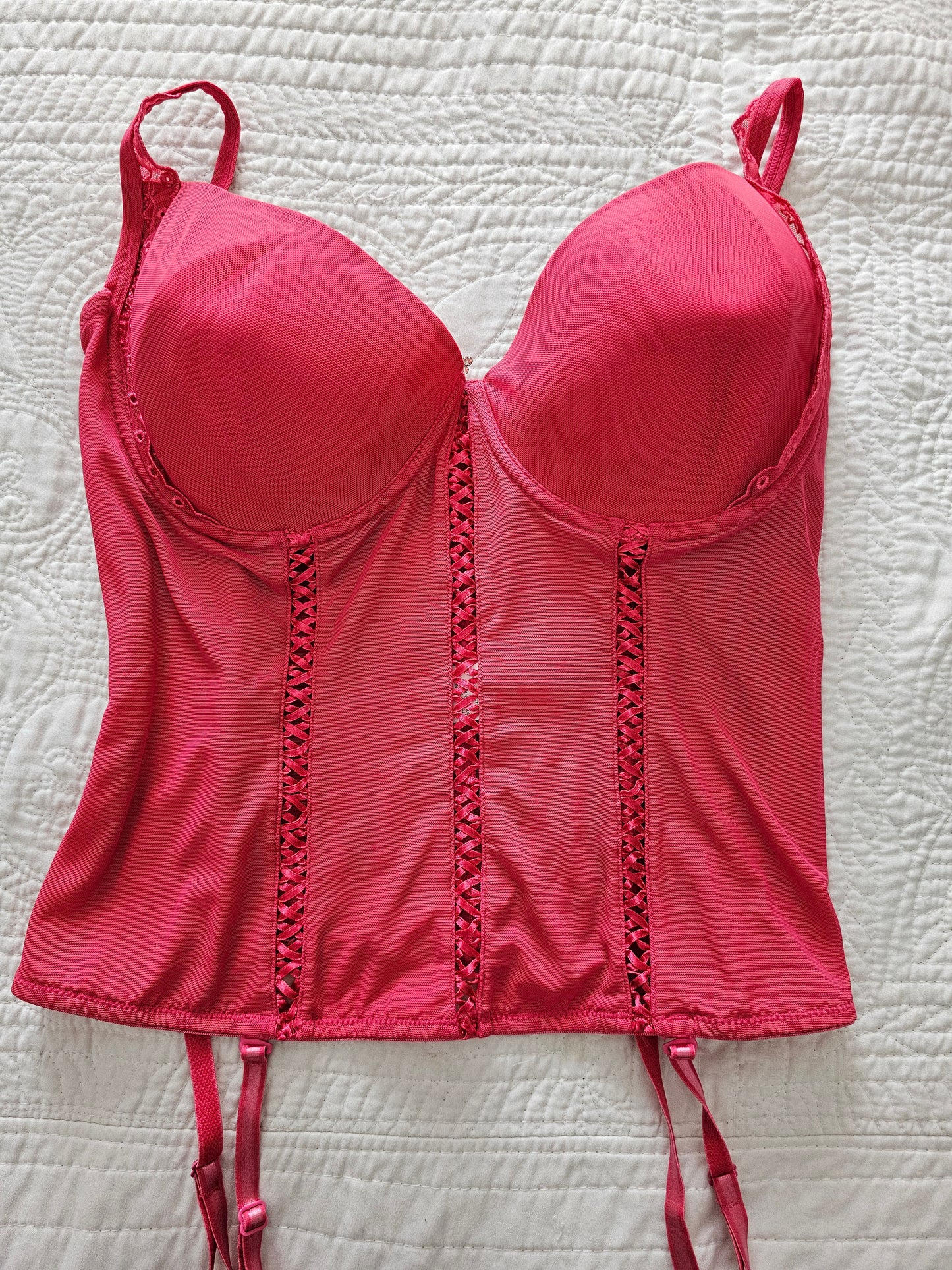 Corsé de lencería fucsia con copas realzadoras y estructura firme, ideal para bustos grandes 36DD, disponible en Guatemala con envío discreto.