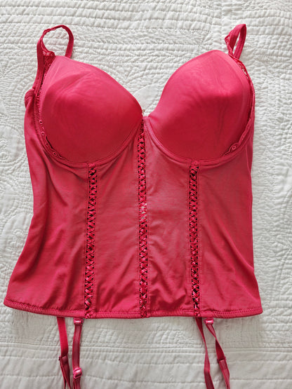 Corsé de lencería fucsia con copas realzadoras y estructura firme, ideal para bustos grandes 36DD, disponible en Guatemala con envío discreto.