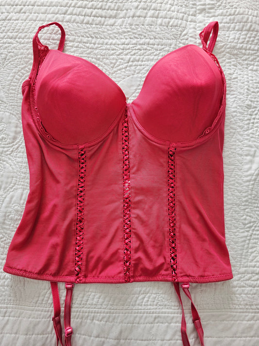 Corsé de lencería fucsia con copas realzadoras y estructura firme, ideal para bustos grandes 36DD, disponible en Guatemala con envío discreto.