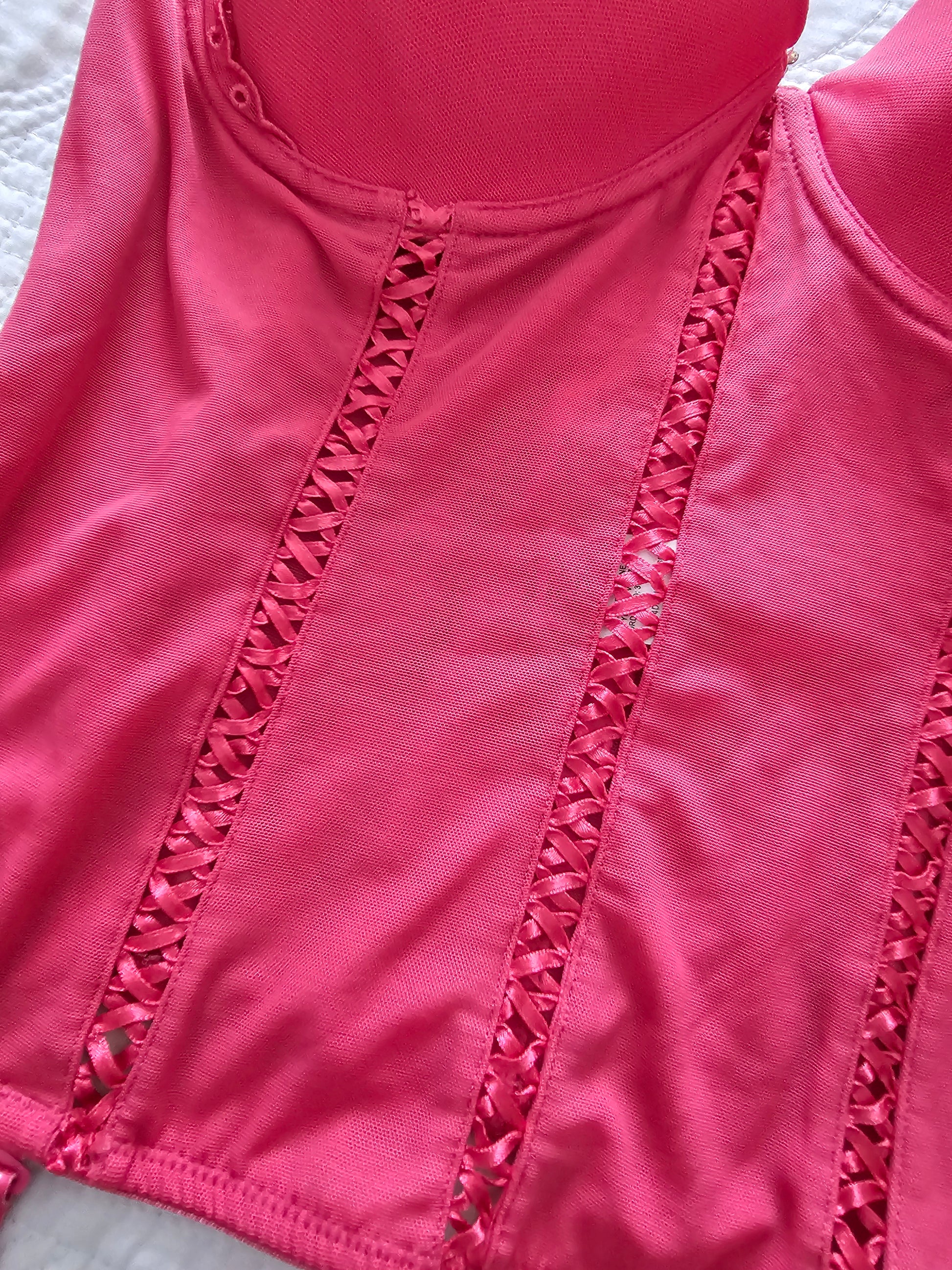 Corsé fucsia con estructura firme y copas realzadoras, diseñado para mujeres con busto grande que buscan comodidad y estilo.
