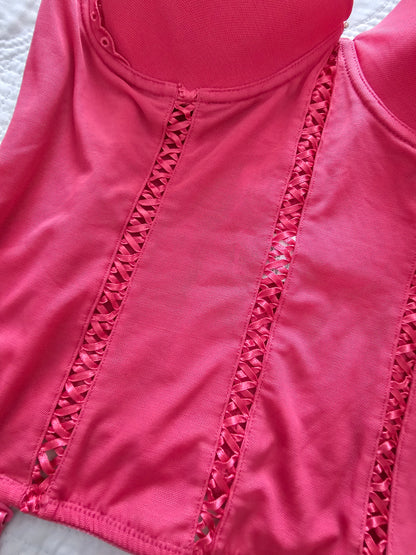 Corsé fucsia con estructura firme y copas realzadoras, diseñado para mujeres con busto grande que buscan comodidad y estilo.