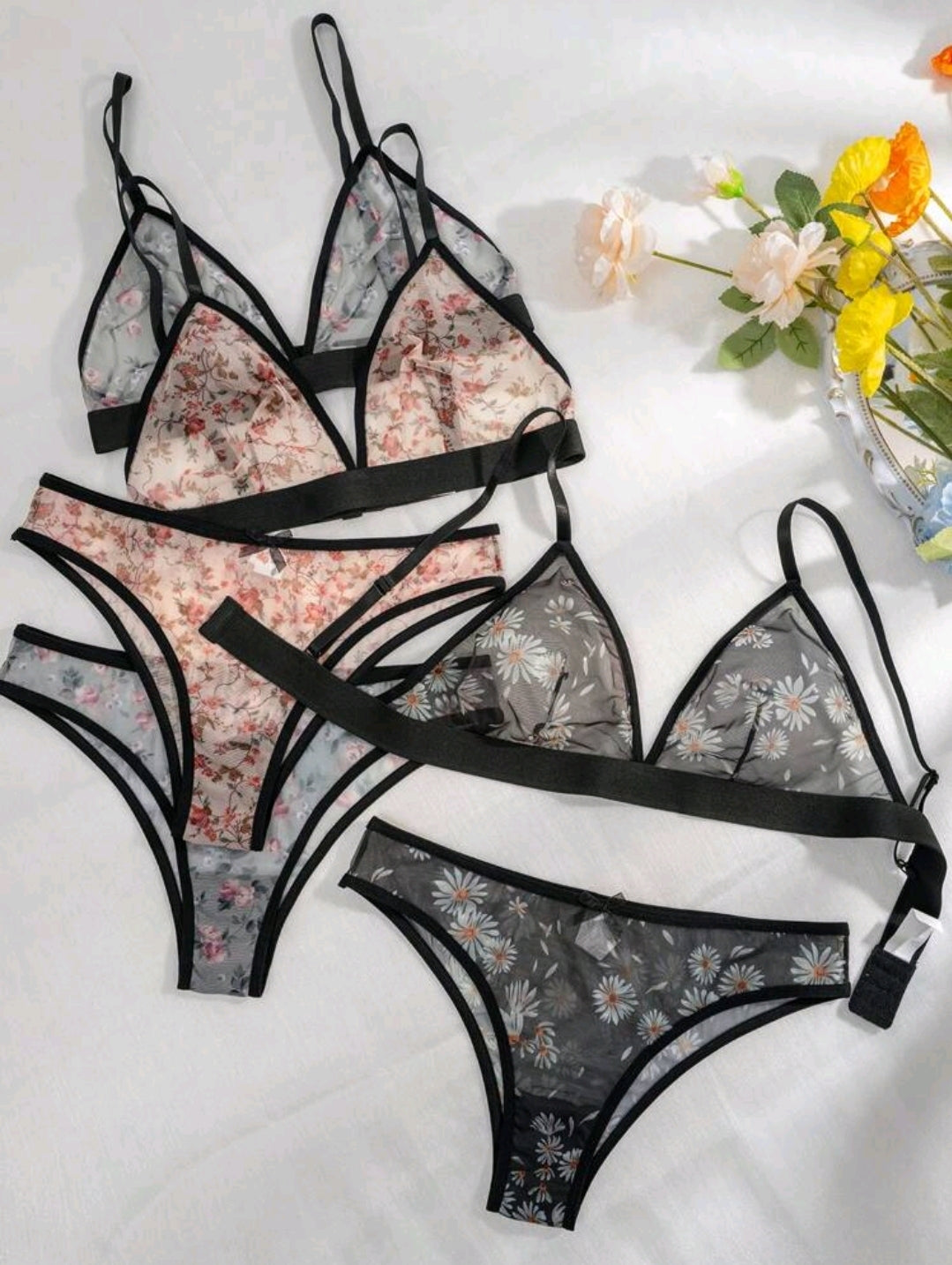 Siente el placer de vestir lencería elegante y provocativa con este conjunto transparente de dos piezas que realza tus curvas con suavidad y estilo.