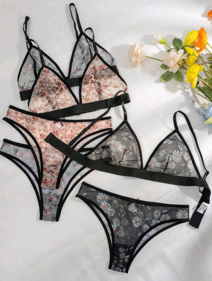 Siente el placer de vestir lencería elegante y provocativa con este conjunto transparente de dos piezas que realza tus curvas con suavidad y estilo.