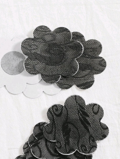 Libérate del sujetador y mantén la seguridad con estas pezoneras negras elegantes. Sin dolor, sin marcas, solo sensualidad.
