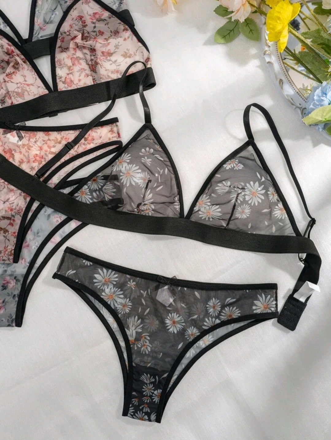 Luce irresistible con este conjunto de lencería fina para mujer, elaborado en tul con detalles florales, perfecto para una noche especial o para consentirte.