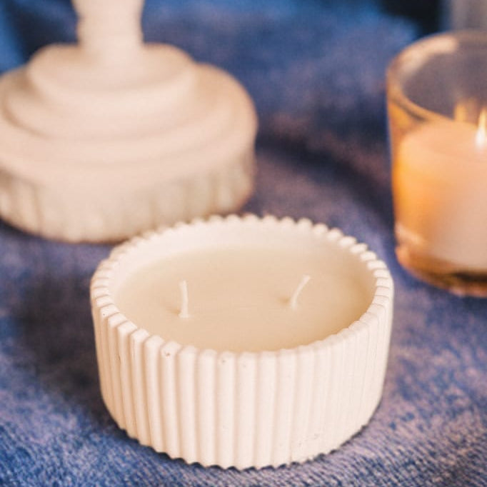 Disfruta de una experiencia sensorial con nuestra vela de soja para masajes con aceites de menta y rosas