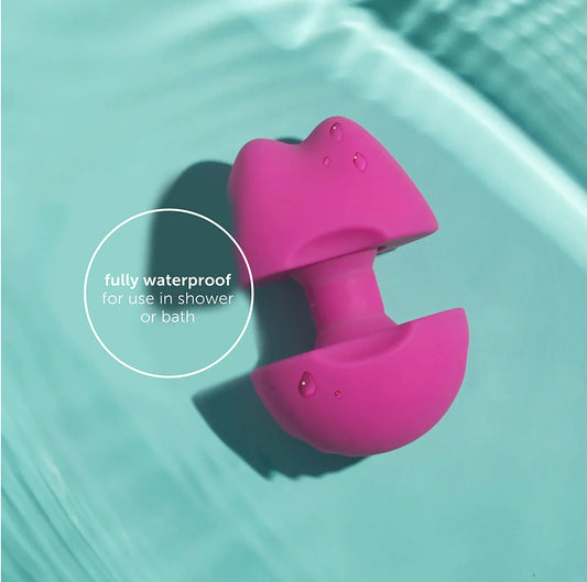 Imagen del vibrador emergente plusOne® en tono rosa, cerrado en su forma compacta, mostrando su diseño discreto y portátil.