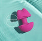 Imagen del vibrador emergente plusOne® en tono rosa, cerrado en su forma compacta, mostrando su diseño discreto y portátil.