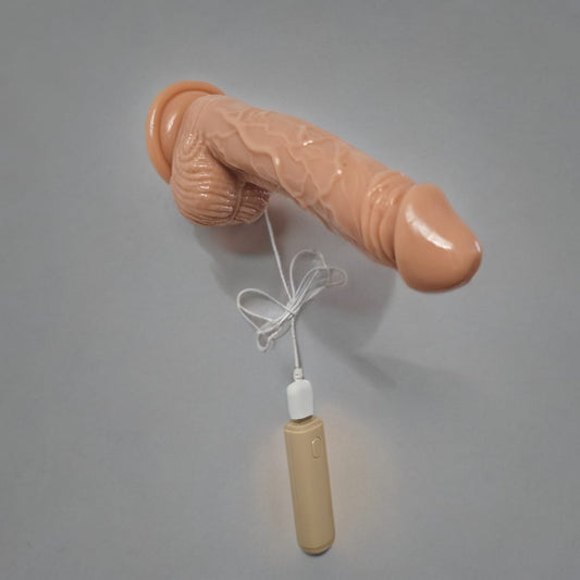 Vibrador realista de 20 cm con copa de succión y 10 modos de vibración, hecho de silicón suave y texturizado.