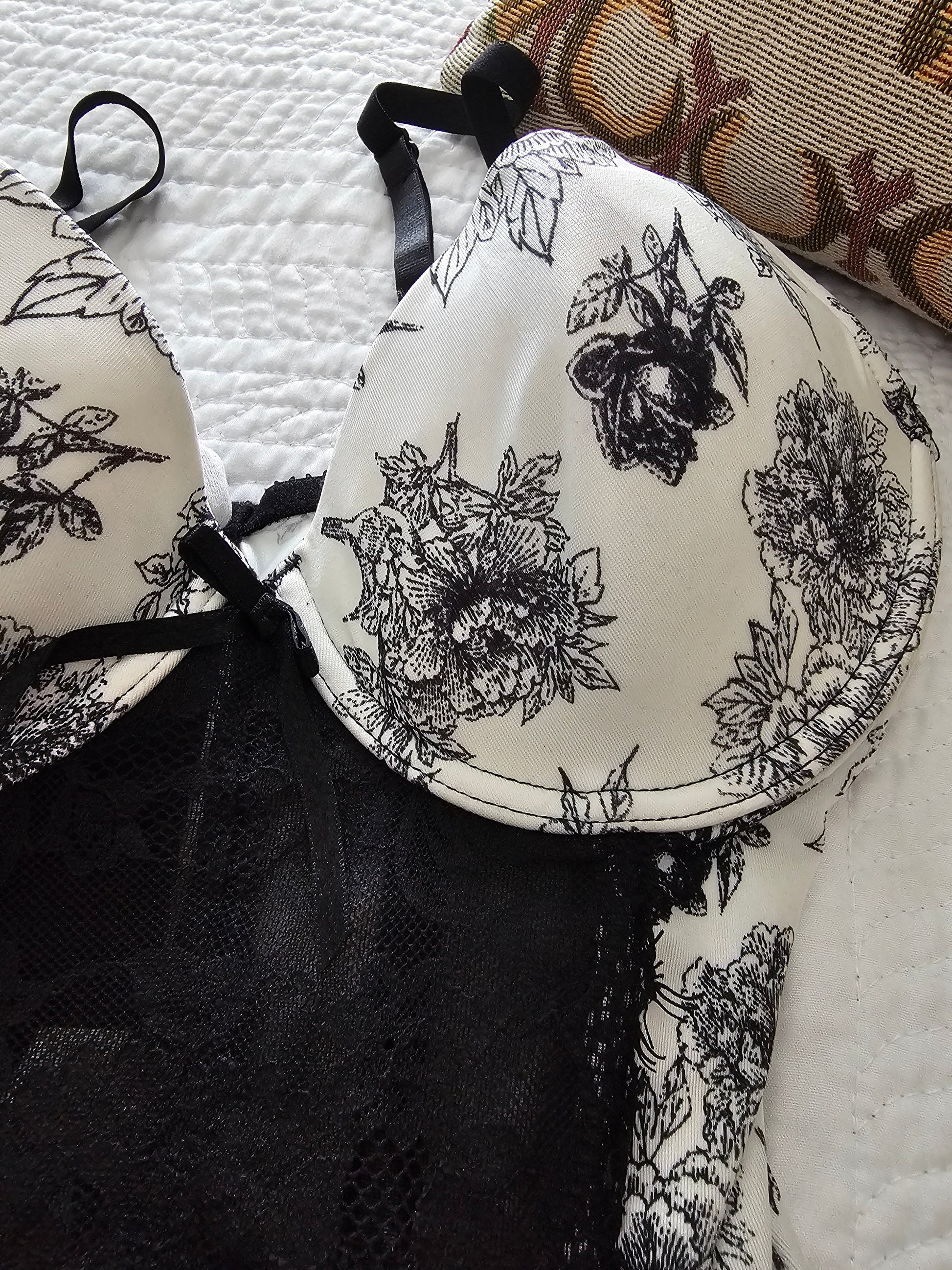 Conjunto de corsé con tanga a juego en encaje floral negro, ideal para resaltar la figura femenina.

