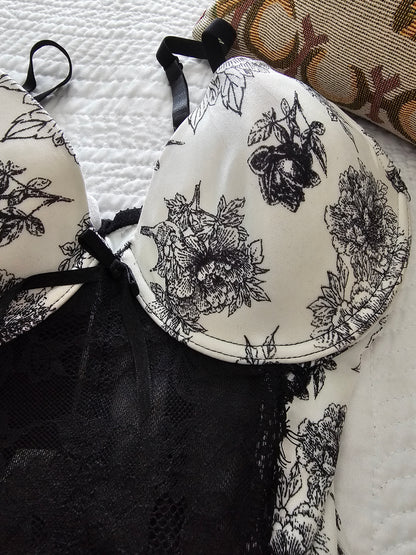 Conjunto de corsé con tanga a juego en encaje floral negro, ideal para resaltar la figura femenina.

