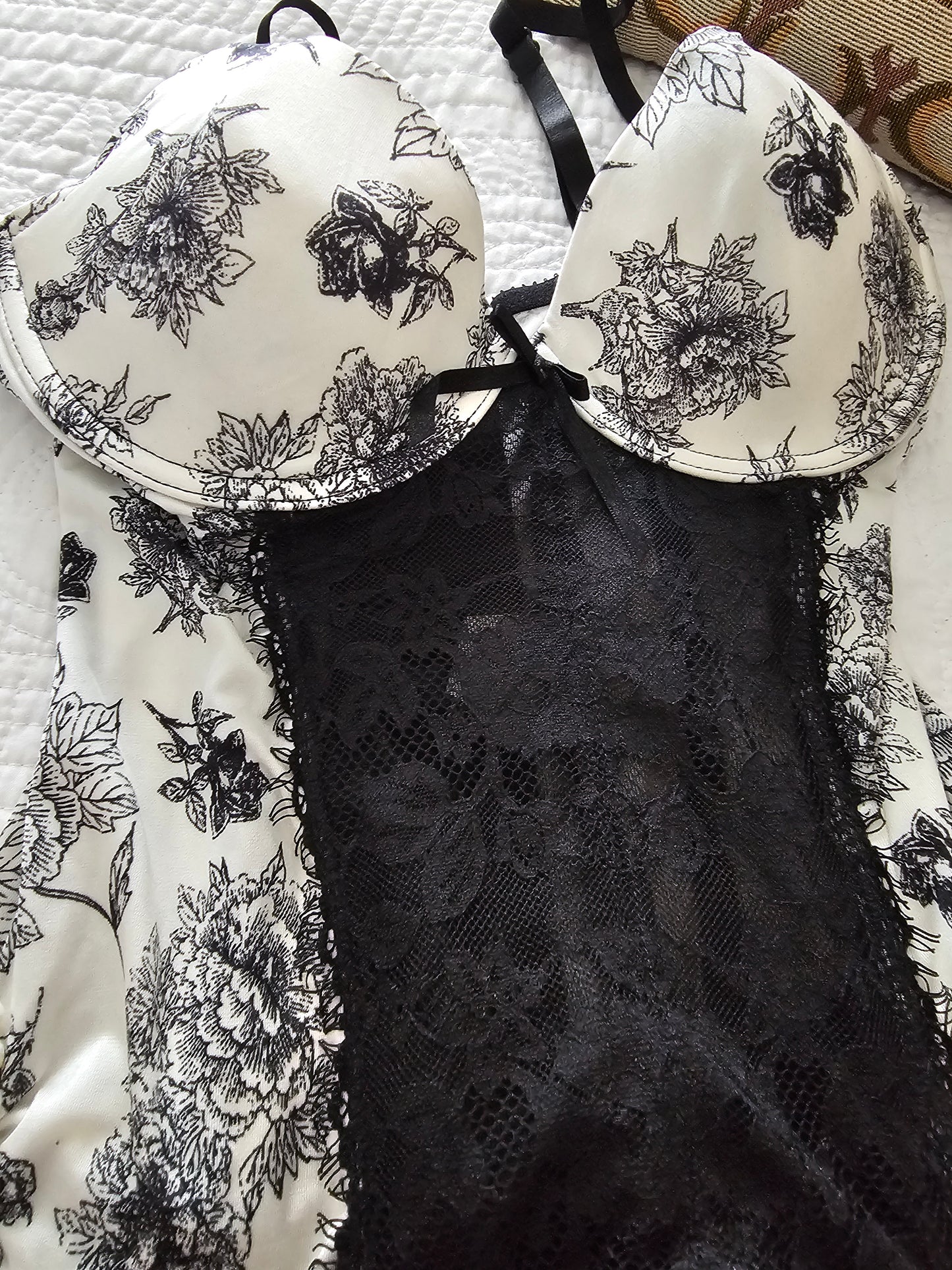Corsé blanco con detalles en negro, ideal para una noche especial o para sentirte irresistible en casa.