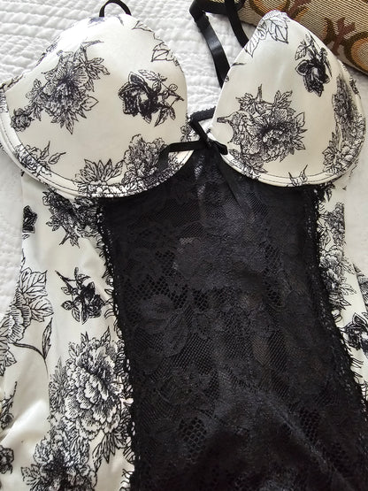 Corsé blanco con detalles en negro, ideal para una noche especial o para sentirte irresistible en casa.