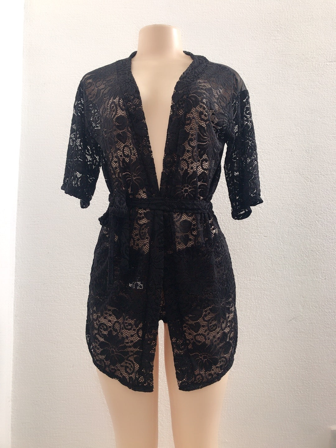 Bata de encaje sensual para mujer, con diseño ligero y transparente que realza tu figura. Perfecta para noches especiales.
