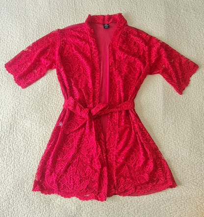 Esta bata de encaje ligera y sexy eleva cualquier conjunto de lencería. Una prenda íntima irresistible.