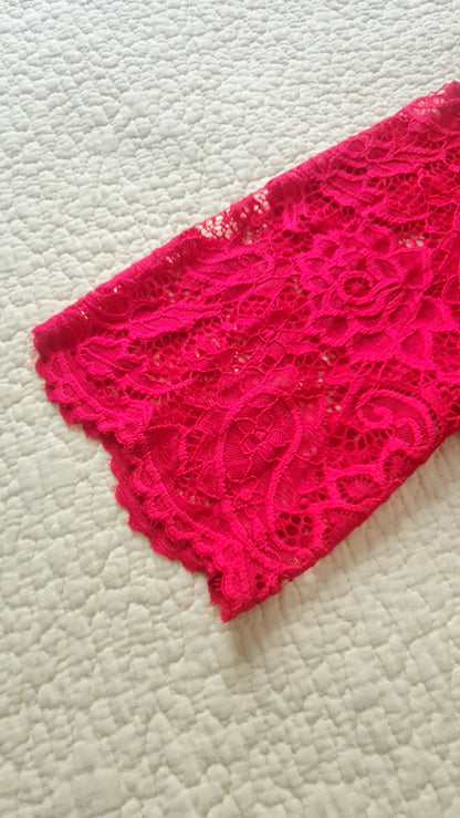 Luce sensual y sofisticada con esta bata de encaje transparente, ideal para acompañar tu lencería favorita o usarla sola.