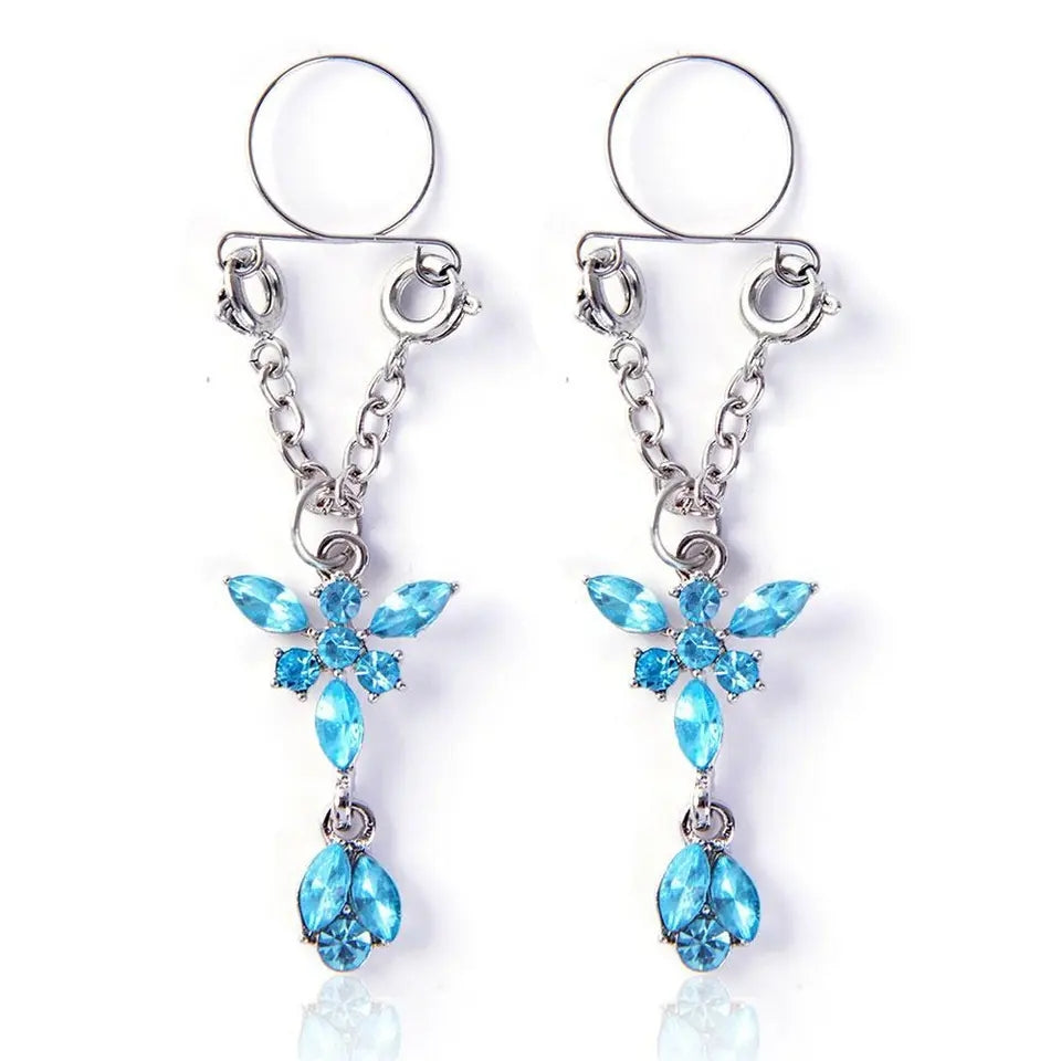 Elegantes colgantes de pezón a presión con mariposas de cristal en tonos rosa y celeste, perfectos para añadir sensualidad y estilo sin perforación.