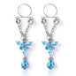 Elegantes colgantes de pezón a presión con mariposas de cristal en tonos rosa y celeste, perfectos para añadir sensualidad y estilo sin perforación.