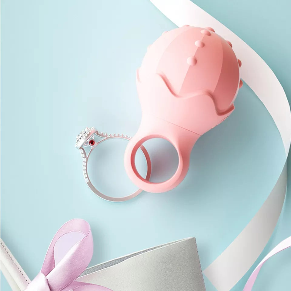 Disfruta de estimulación precisa y sin interrupciones con VelvetTouch, un anillo vibrador fácil de limpiar y usar en cualquier lugar.