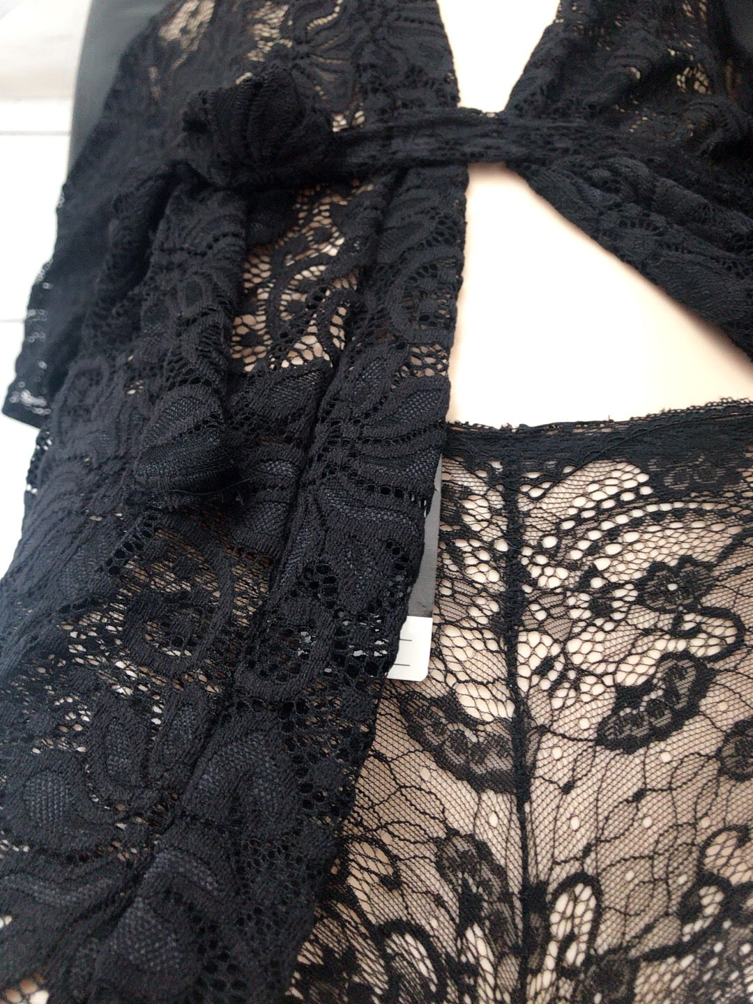 Descubre la bata estilo Obsessive con encaje delicado y corte sensual. Ligera, femenina y perfecta para una noche inolvidable.