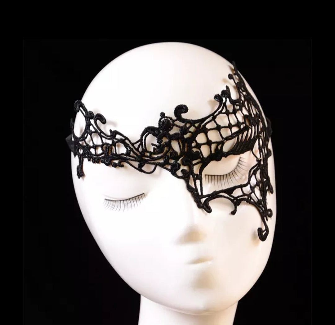 Antifaz de encaje negro diseñado para resaltar la mirada y añadir glamour a tus momentos íntimos o celebraciones especiales. Ideal para complementar lencería sensual.