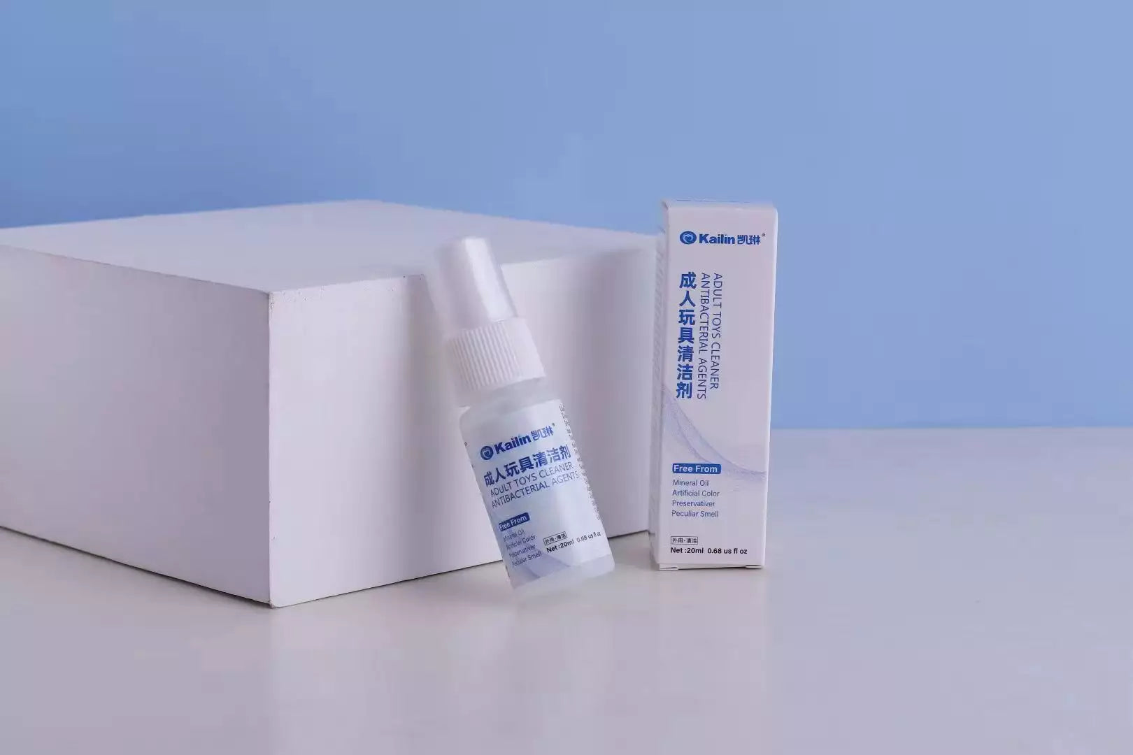 Mantén tus juguetes sexuales limpios y seguros con CleanPlay Pocket, un spray sin alcohol que desinfecta rápidamente, protege materiales delicados y es perfecto para viajes y uso diario.